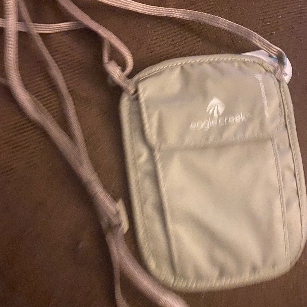 Eagle creek RFID BLOCKER neck wallet